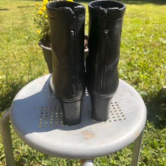 Stuart Weitzman7.5AA, rear zip closure, Black leather2.25” heel booties, - Picture 5 of 7